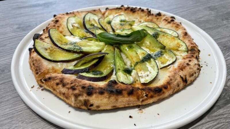 カピートロⅡ ダル スパッカ ナポリの夏野菜 水ナスとモッツァレラチーズのピッツァバジルソース