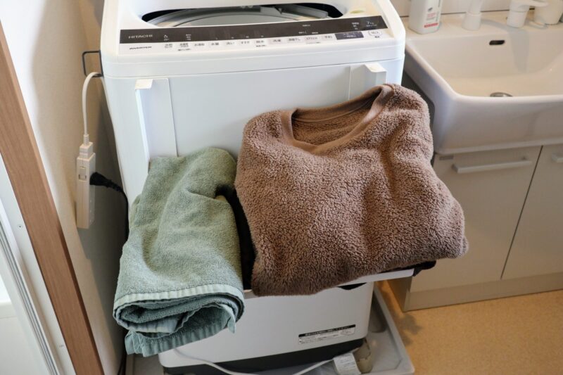 洗濯機横マグネット折り畳み棚 タワーと着替えとバスタオル