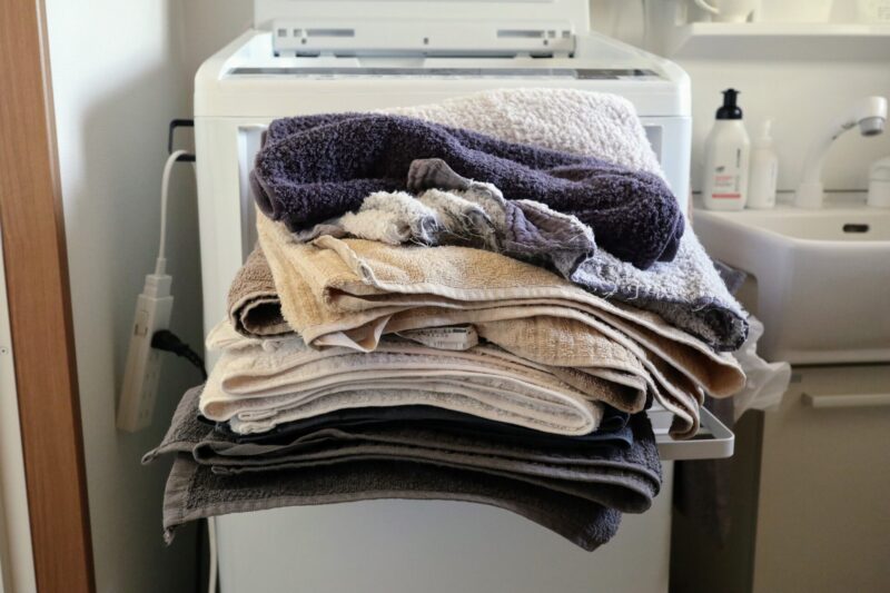 洗濯機横マグネット折り畳み棚 タワーと大量のバスタオル