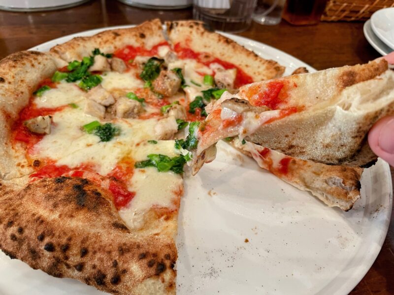 青いナポリ ローストチキンと菜の花のトマトソースピッツァ