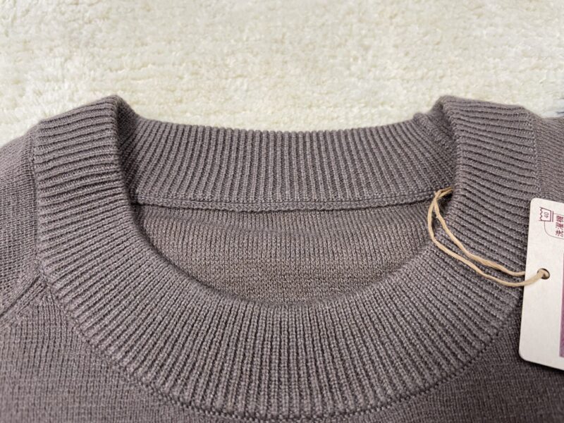 無印良品洗えるミラノリブ編みクルーネックワイドセーターの襟元
