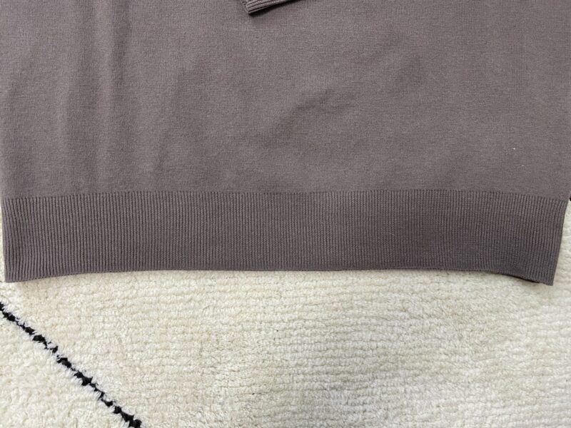 無印良品洗えるミラノリブ編みクルーネックワイドセーターの裾先