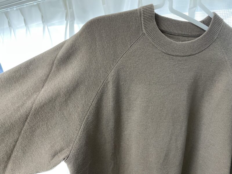 無印良品洗えるミラノリブ編みクルーネックワイドセーターの袖