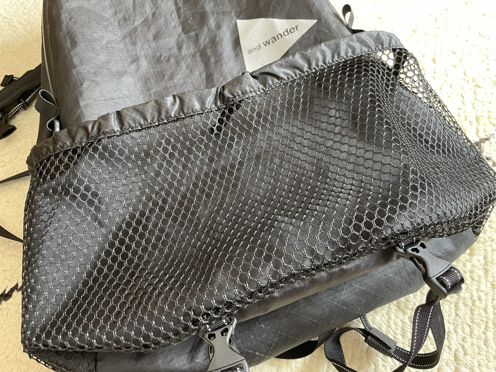 andwanderのecopak-20l-daypackのメッシュポケット